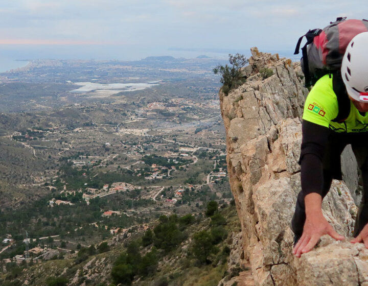 Javi recorriendo el filo de la cresta de les Coves o de la Foradà