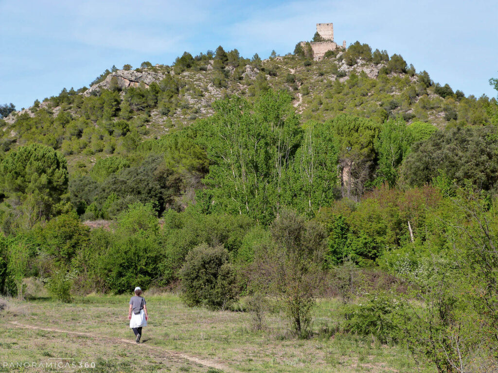 Cris camina por Mariola con el Castell del Vinalopó al fondo