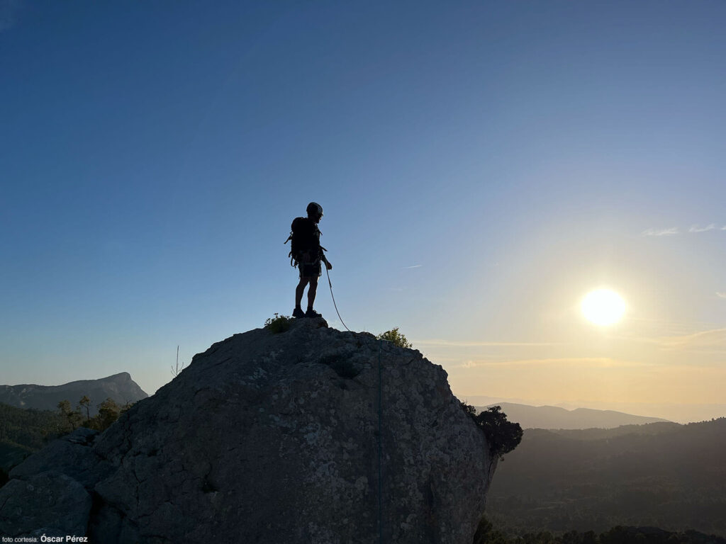 Javi observa el atardecer desde la Cresta de la Foradà