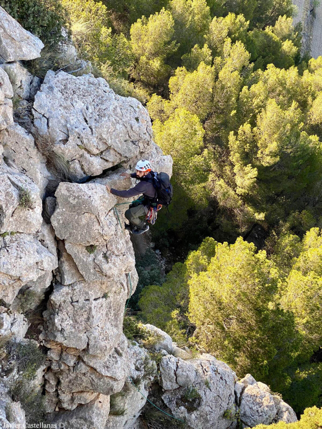 Andrés escalando en la entrada a la cresta