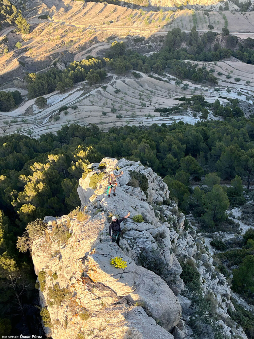 Andrés y yo avanzando por la cresta