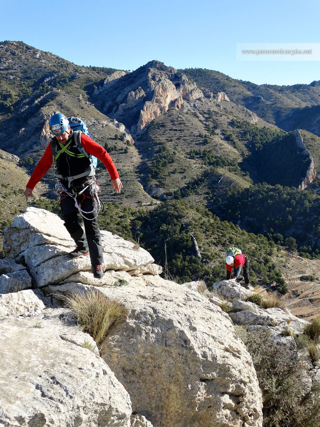 Juan y Alberto avanzan por la cresta de la Foradà