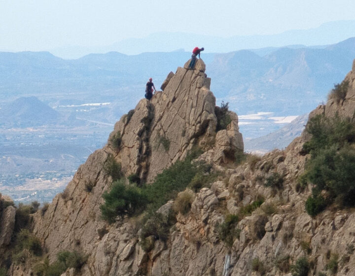 Montañeros en la cresta de l´Esquenall de l´Ase o cresta del Dinosaurio. Cabeçó d'Or