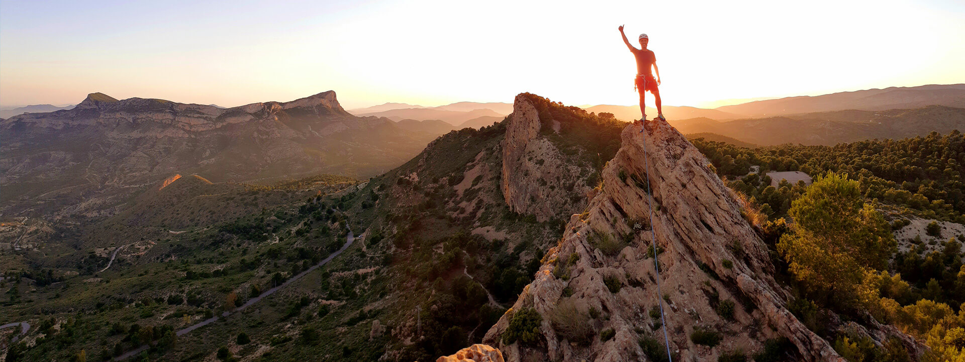 Cresta de la Penya Muntesa, salida de la vía Grito de piedra en Rasos de Catí