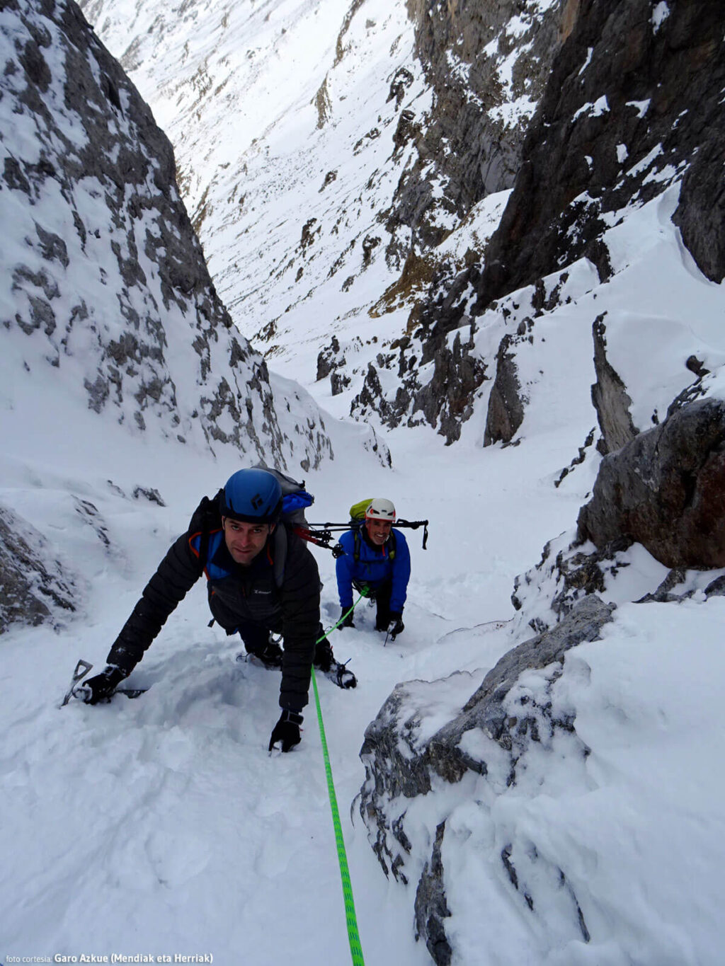 Mikel y yo escalando un pequeño resalte