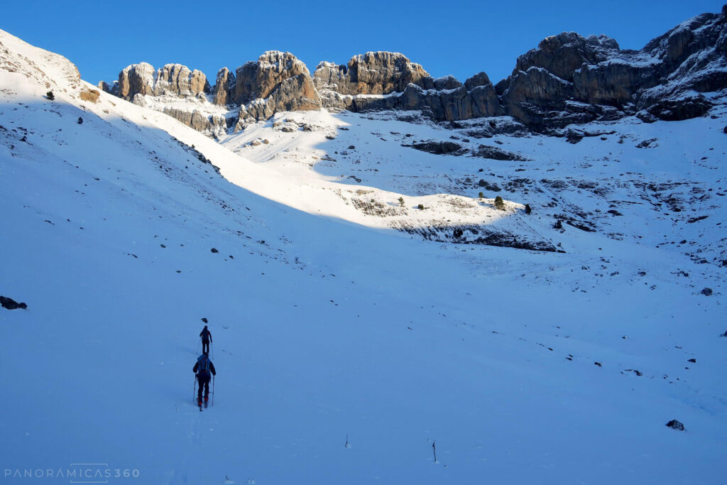 Avanzando hacia la paredes de la Sierra Tendeñera