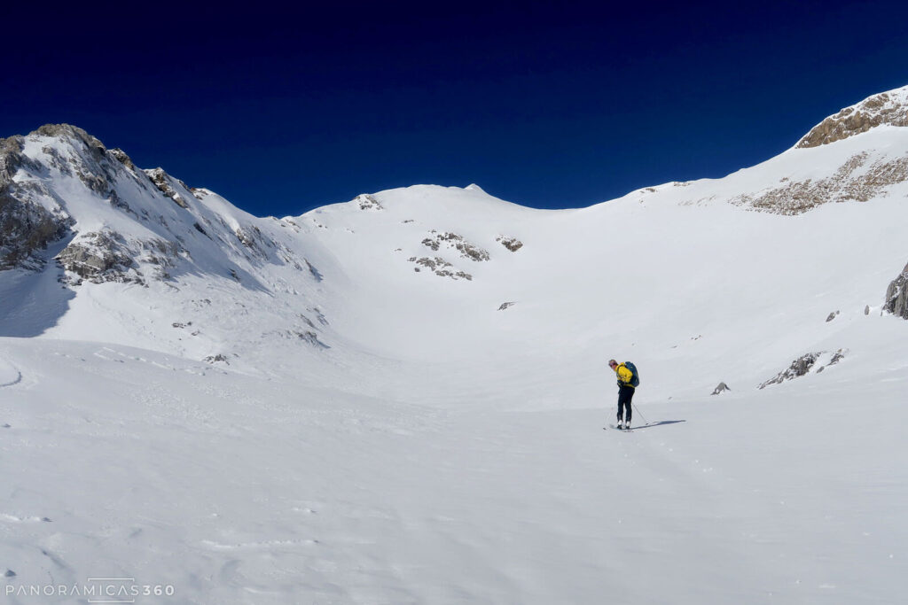 Garo llegando a la pala somital del pico Tendeñera