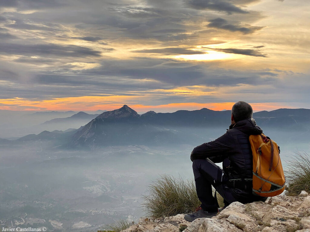 En la cumbre, observando el Maigmó