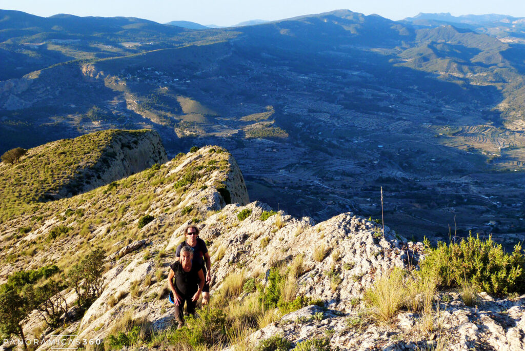 France y Tom caminando por la cresta