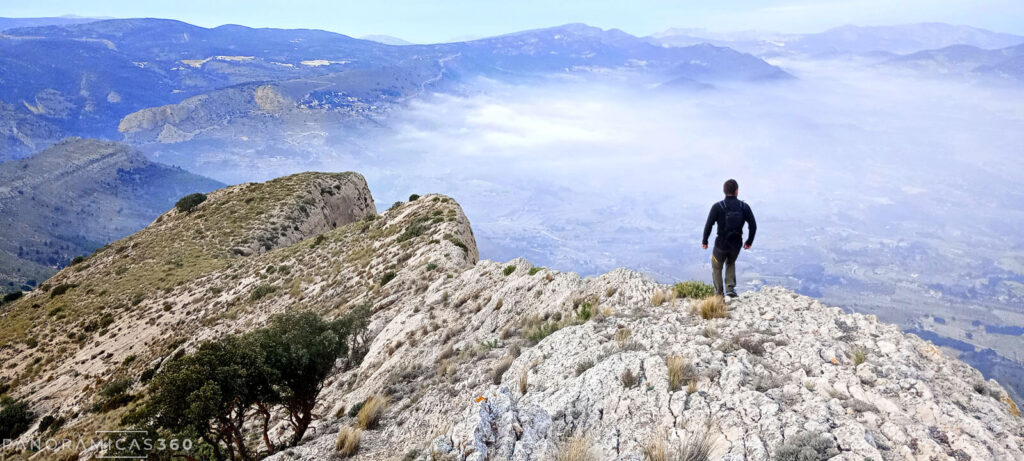 Javi bajando por la cresta de la Cova dels Corrals