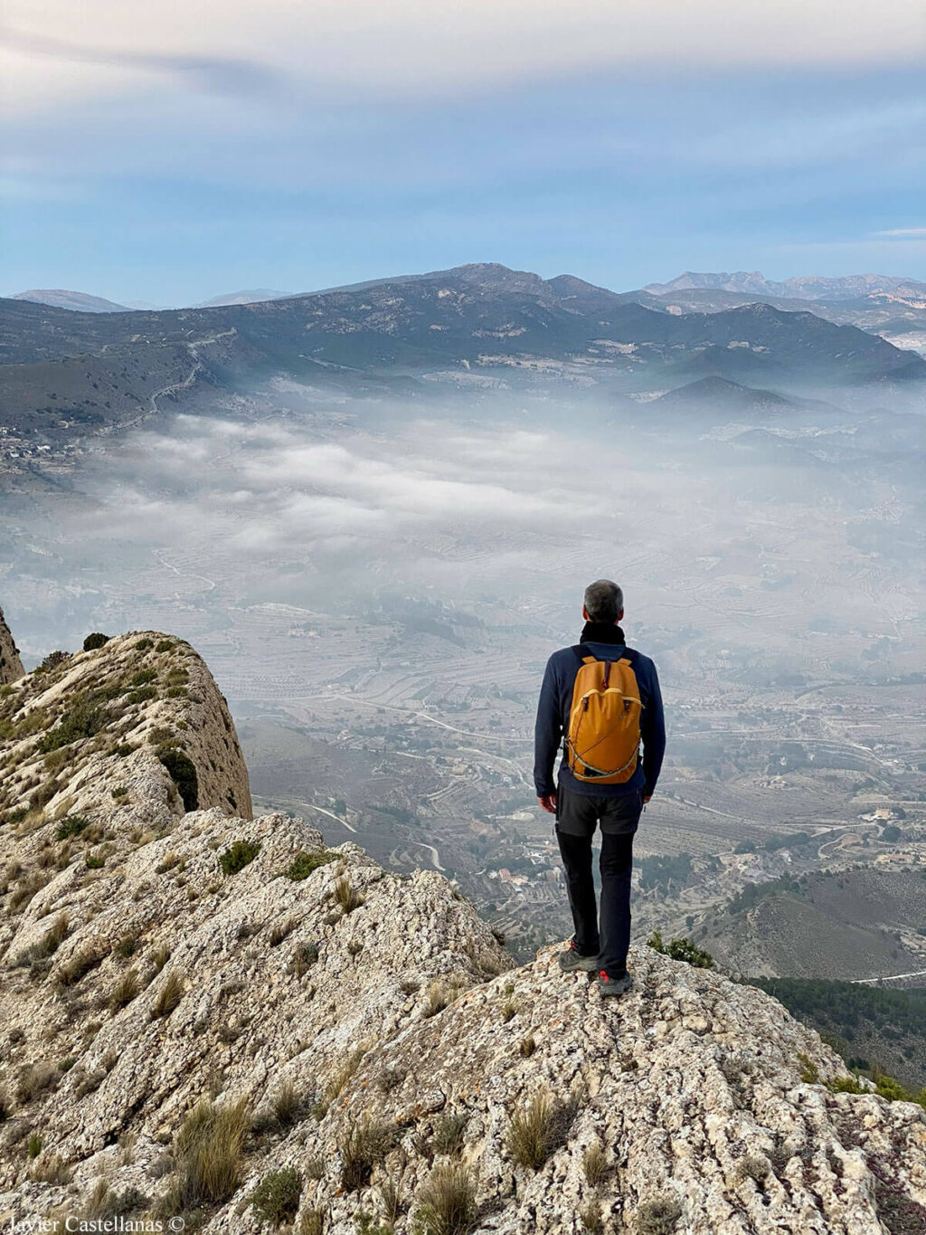 Bajando por la cresta de la Cova dels Corrals durante la primera visita