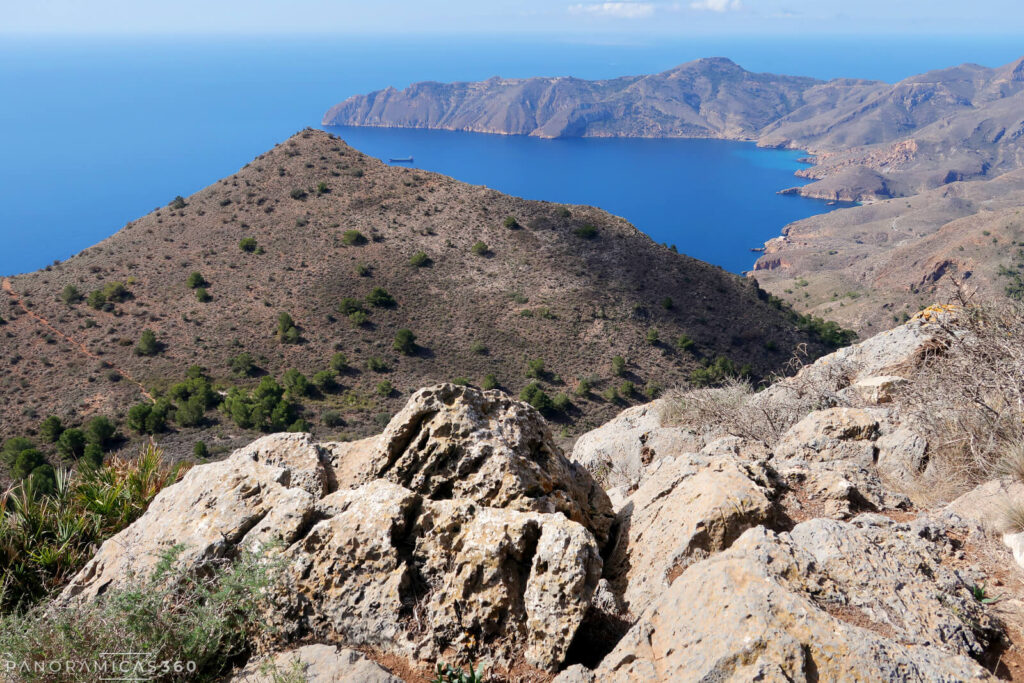 Cabo Tiñoso. Cabezo Colorado en primer término