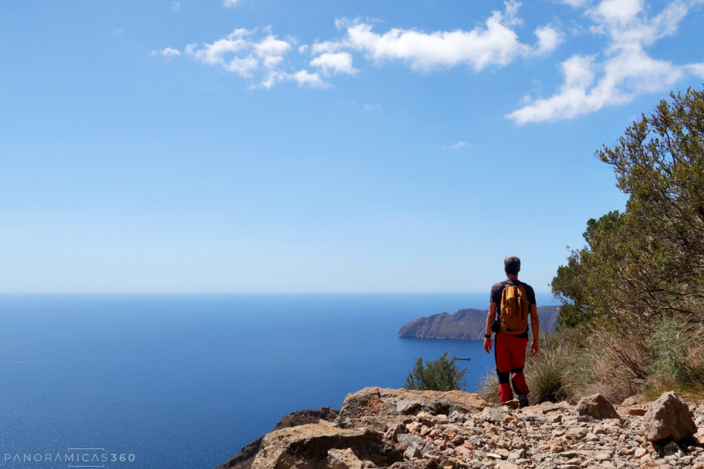 Caminando con Cabo Tiñoso de fondo