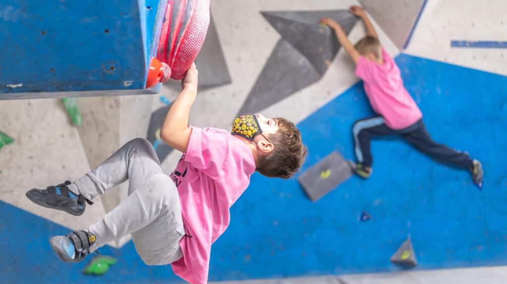 Niños escalando en Rocópolis