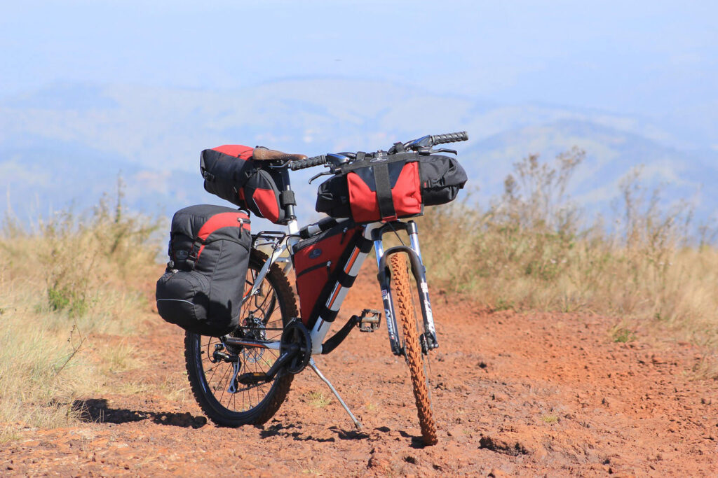 Bicicleta de montaña con equipo de bikepacking