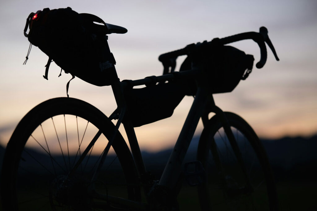 Bicicleta gravel con equipo bikepacking