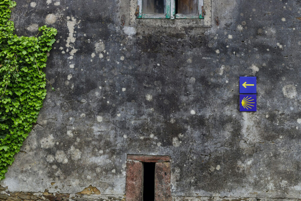 Fachada con señal del Camino de Santiago