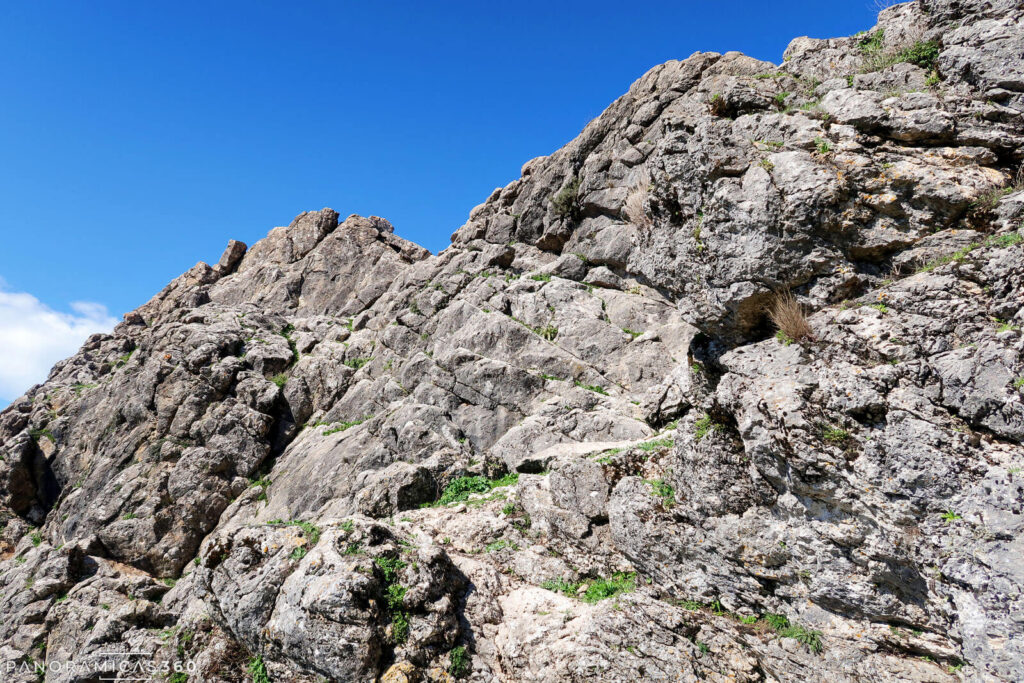 Trepa previa a la cumbre del Peñón de Algámitas