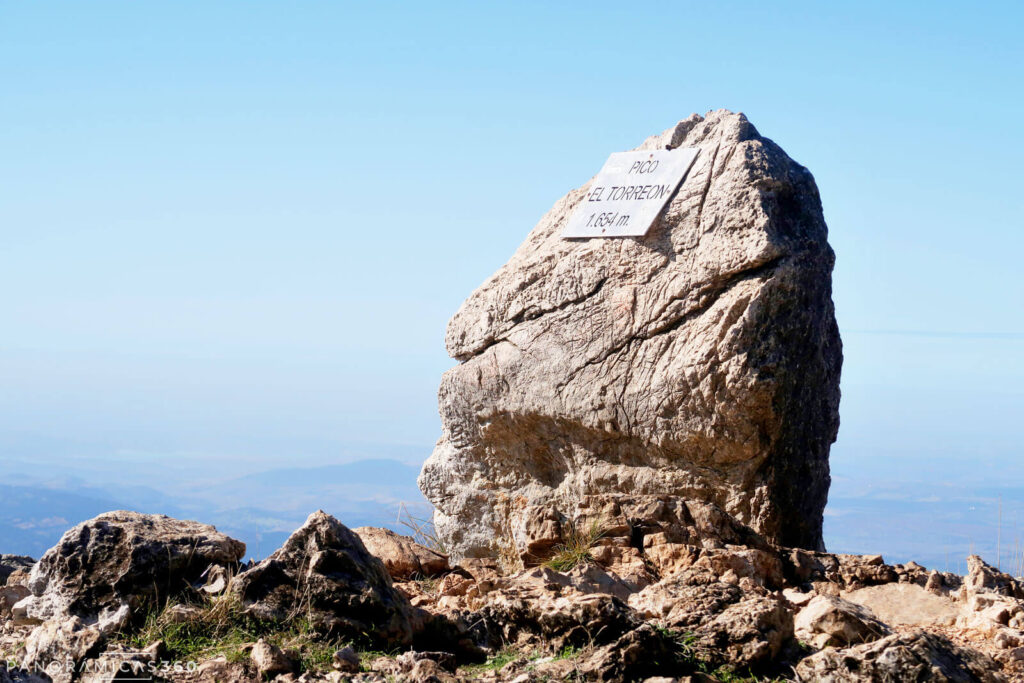 Señal en la cumbre del El Torreón en la que se indica su nombre y altura